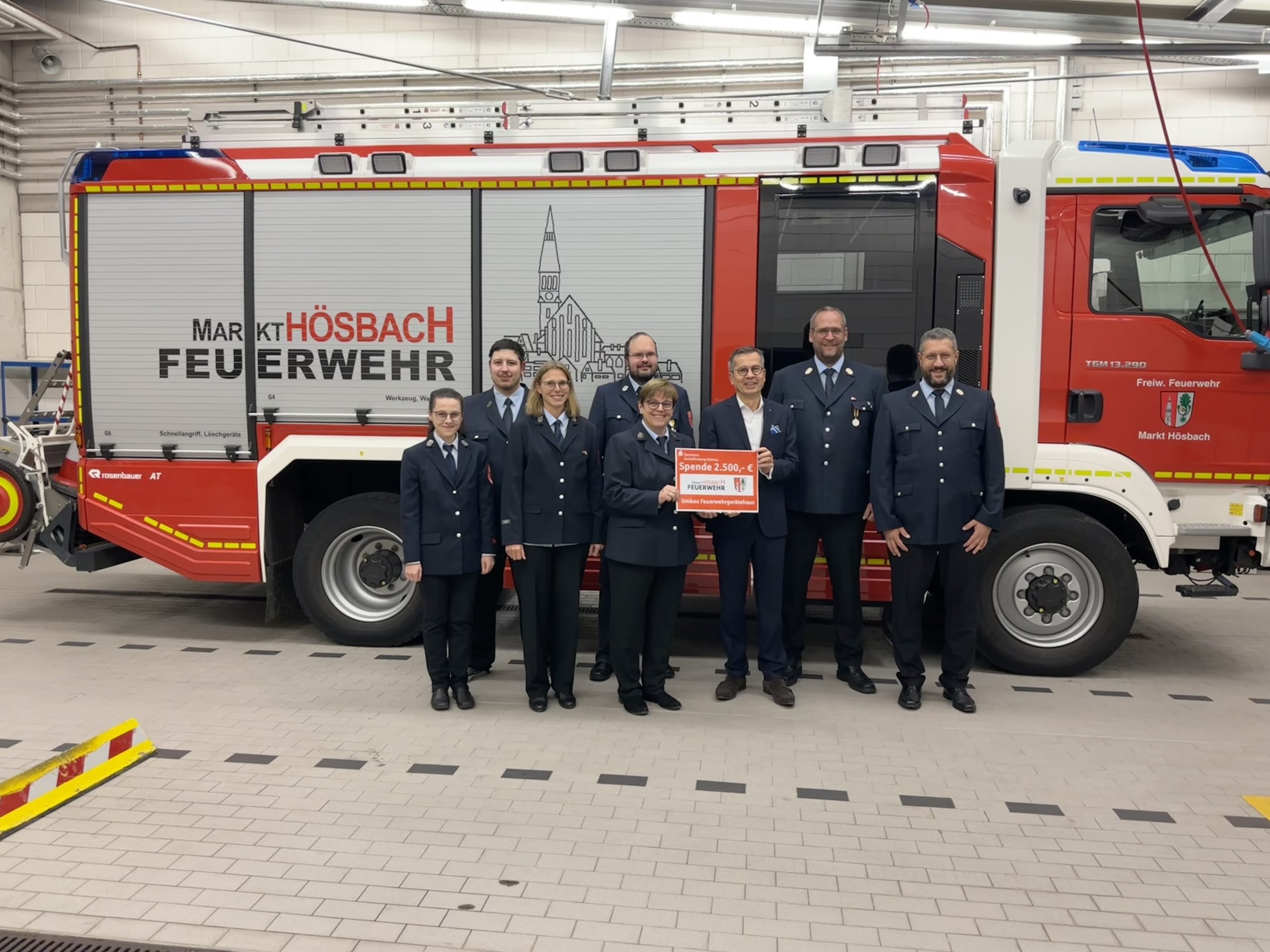 Spendenübergabe durch den Vorstandsvorsitzenden der Sparkasse Aschaffenburg Jürgen Schäfer an die Freiwillige Feuerwehr Hösbach